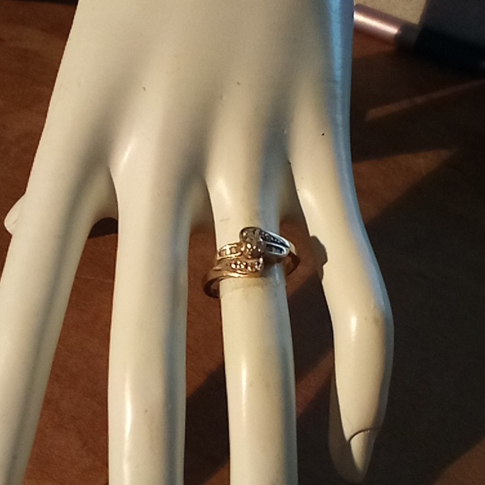 10k solid gold ring with small center diamond and diamond chips size 5
